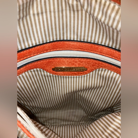 Mia K Expandable Leather Crossbody bag - Picture 4 of 10